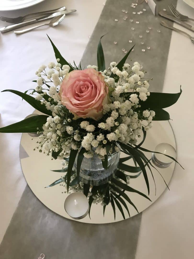centre de table petit bouquet fleur rose et blanc mariage - Décorations florales (Table d'honneur, église)